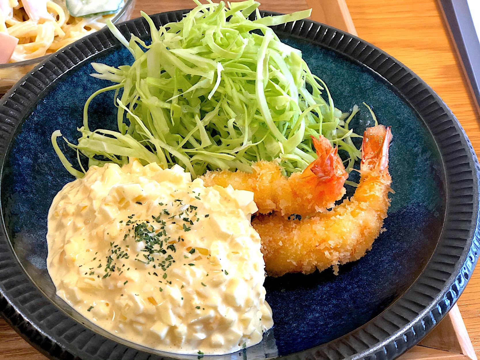 エビフライにタルタルソースをつける20167591 の写真素材 - アフロ