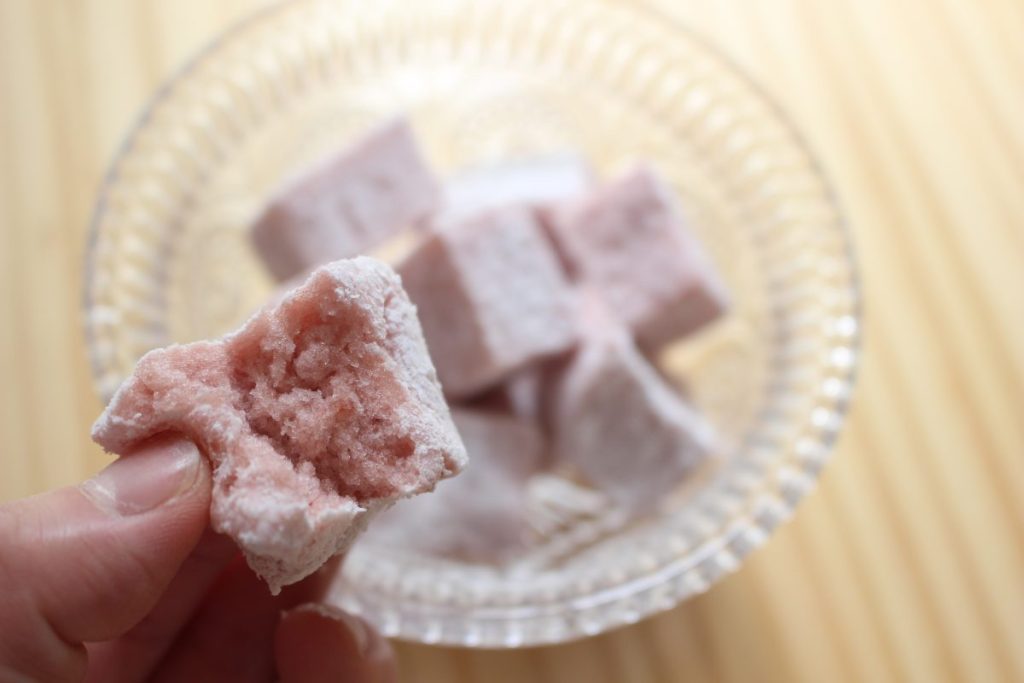 材料５つ！フレッシュいちごで生マシュマロ ギモーヴ ★, →その他の旬レシピは@riin_food, 息子が最近マシュマロにハマってるので、,終わりかけの甘さ控えめフレッシュなお買い得いちごを使って, 卵白不使用の生マシュマロ ギモーヴ を作りました♡,材料は５つだけ、加熱はレンジで完結！, 一生懸命混ぜなきゃいけないからハンドミキサーは必須で🥹,材料作りやすい分量 ,