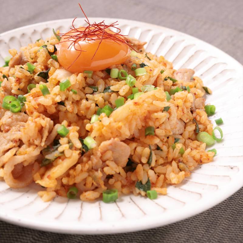 ごま油が香る！豚肉と玉ねぎのスタミナ炒飯