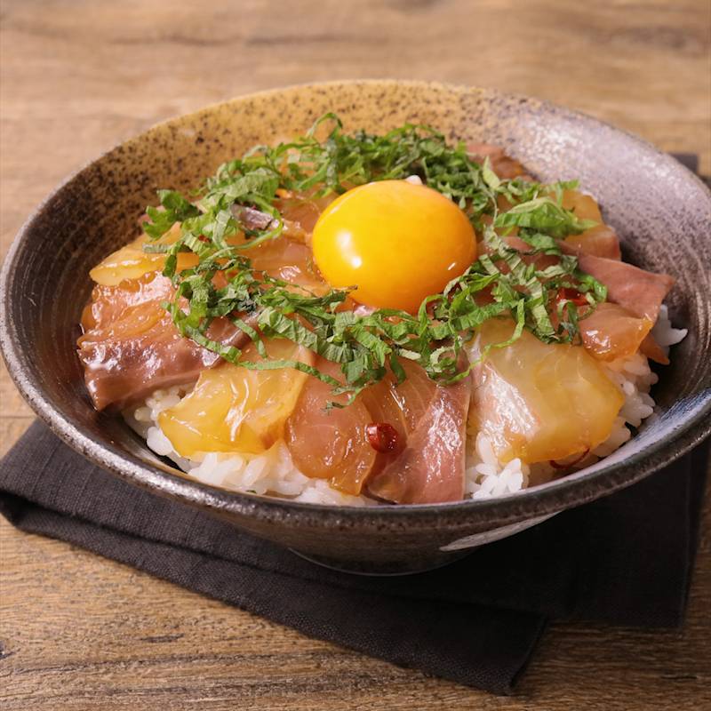 ごま油で香ばしいサーモン漬け丼