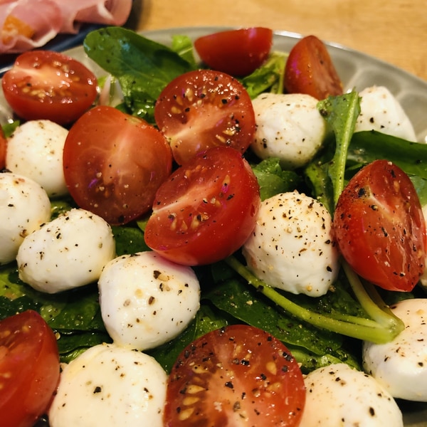 パルメザンチーズとルッコラのサラダ