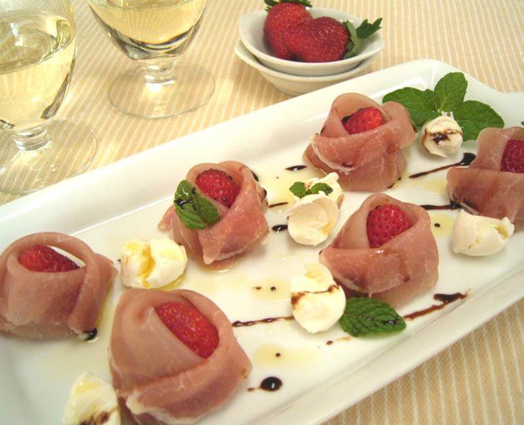 長女が苺のカプレーゼを作ってくれました✨ 苺でカプレーゼ⁉️ 知らなかった❗️ 生ハムとしょっぱさと苺の甘さとチーズのまろやかさがマッチして、とても美味しいかった！と申しておりました！作り方 苺と生ハムとモッツァレラチーズをお好みでカット。 お皿に盛り付け