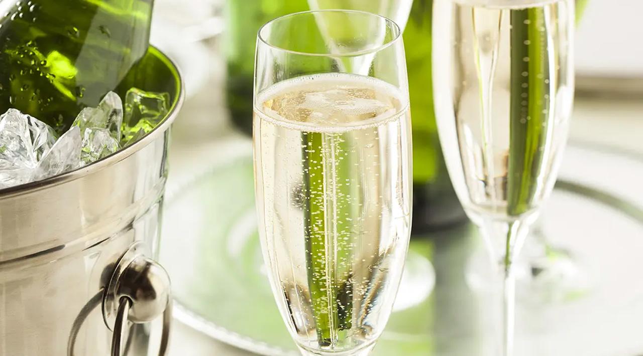 TRIVINOシャンパングラスの底には、目に見えない 傷がつけられている？ワイントリビア～Trivino～イオングループのリカー専門店「イオンリカー」