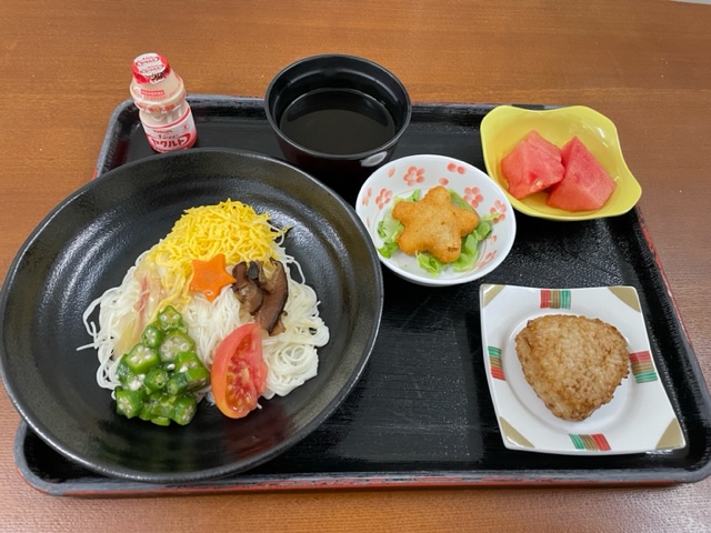 幼児食におすすめのおにぎりレシピ10選！手づかみ食べができて補食にも便利モグモマガジン