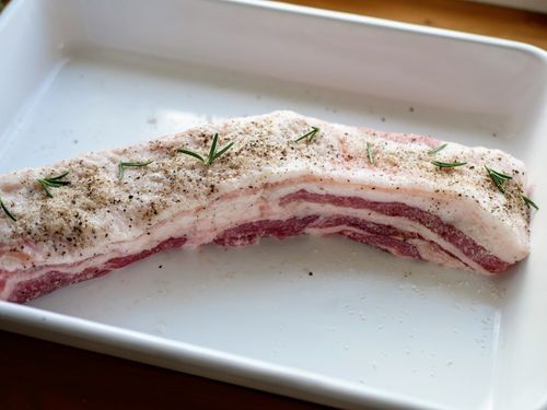 まるで自家製パンチェッタ。保存できる「塩漬け肉」の作り方と食べ方