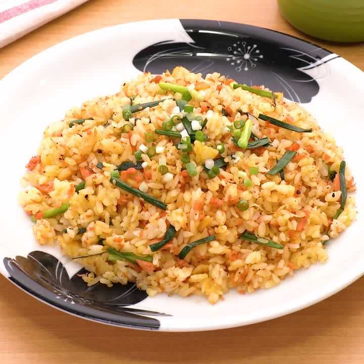 ﾁｬｰﾊﾝﾚｼﾋﾟ。塩鮭のピリ辛チャーハン*・゜ﾟ・*:.｡ ｡.:*・゜ : のんちゃんのお料理レシピ