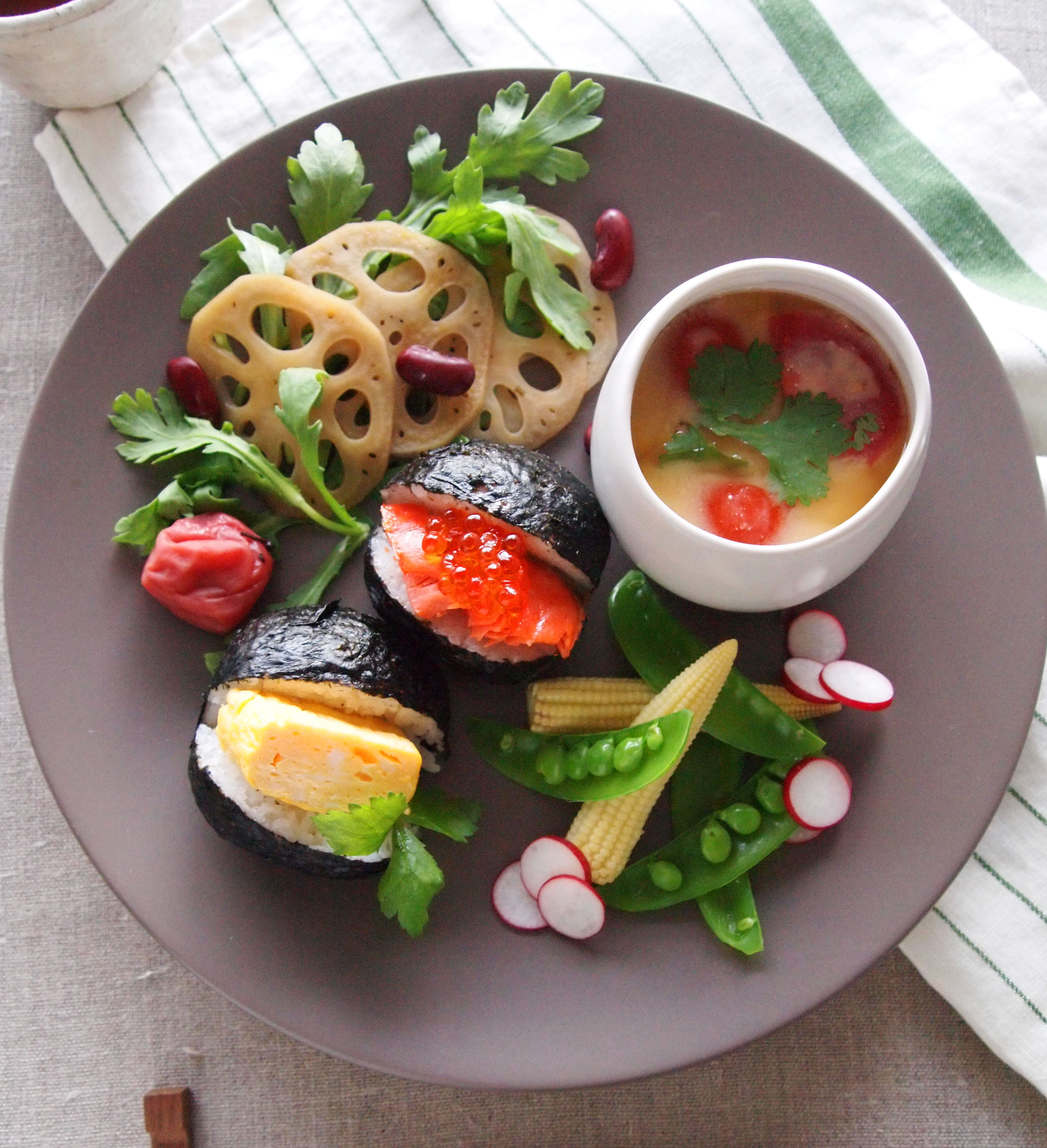 忙しい日もちゃんと食べたい！「炊き込みごはんのおにぎり」レシピ暮らしとおしゃれの編集室