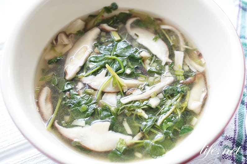 高菜チャーハン＆虚無スープ。 料理のお兄さんリュウジさんのレシピ。いつもお世話になってます。 一緒に食べると米も麺も異様にウマくなるナゾ葉っぱ、辛子高菜 。そんな葉っぱを炒飯にしたらウマいに決まってる。余ってたひき肉を具材に少し追加して作ってみました。高菜