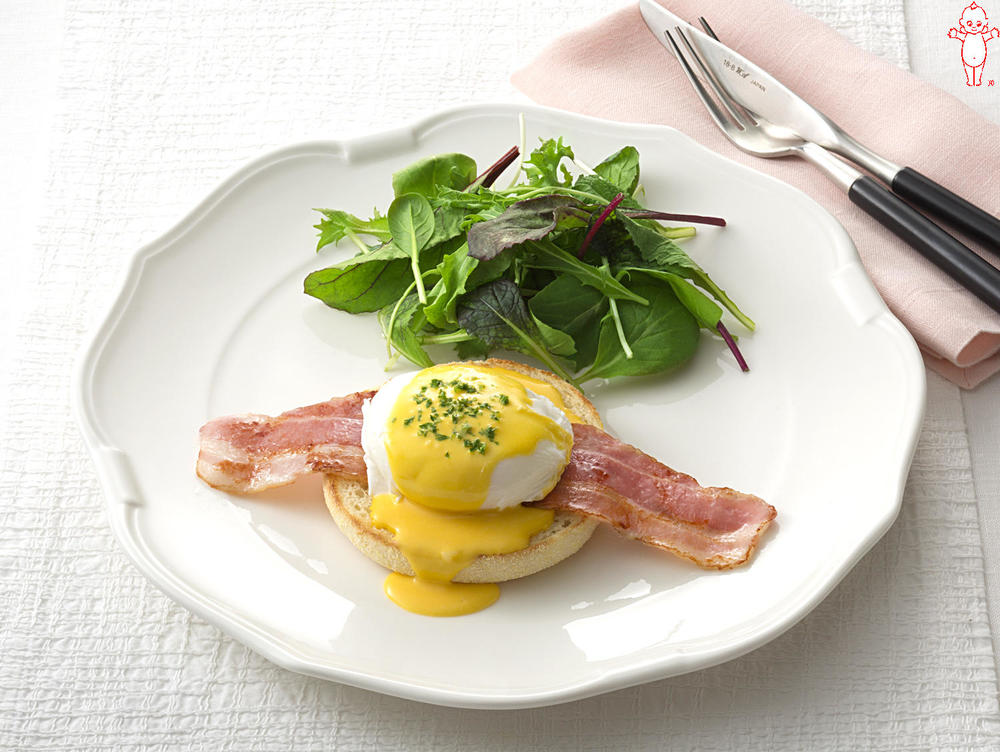 ニューヨークを代表する食べ物が色々あるが、その中で欠かせないのが「エッグベネディクト Egg Benedict 」だ。パンの上にハムを乗せ、その上にポーチドエッグを乗せ、固有のホランデーズソースをか- MK