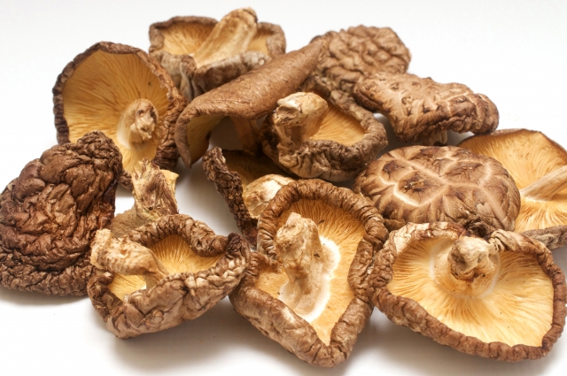 椎茸の裏側が茶色くなっているのは傷んでいるということでしょうか？ - 詳しい方- Yahoo!知恵袋