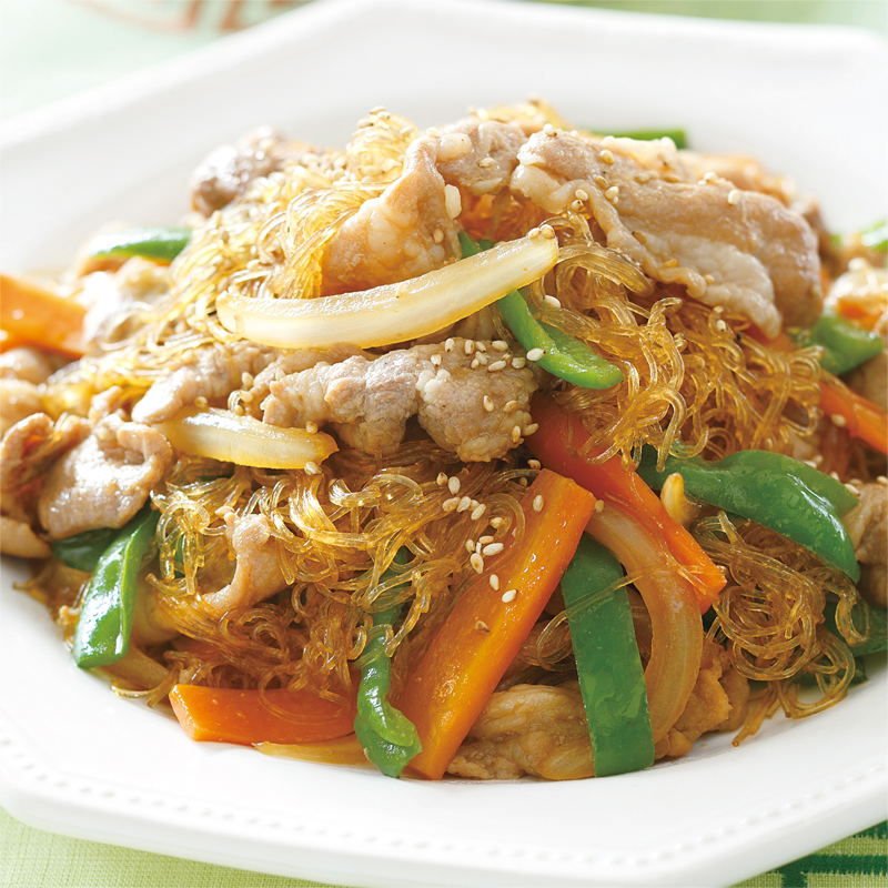 ピーマンとひき肉で絶品😍 今日は「ピーマンの麻婆春雨」 🙋‍♀️美味しい〜🤤 🙋‍♂️ピーマン合うね👍😁 ピーマンとひき肉で絶品おかず😋食感の美味しいピーマンと、 下味をつけた豚ひき肉に、うまみを吸った春雨が つるんと絡んで食欲をそそる味わい ！ ぜひこの夏