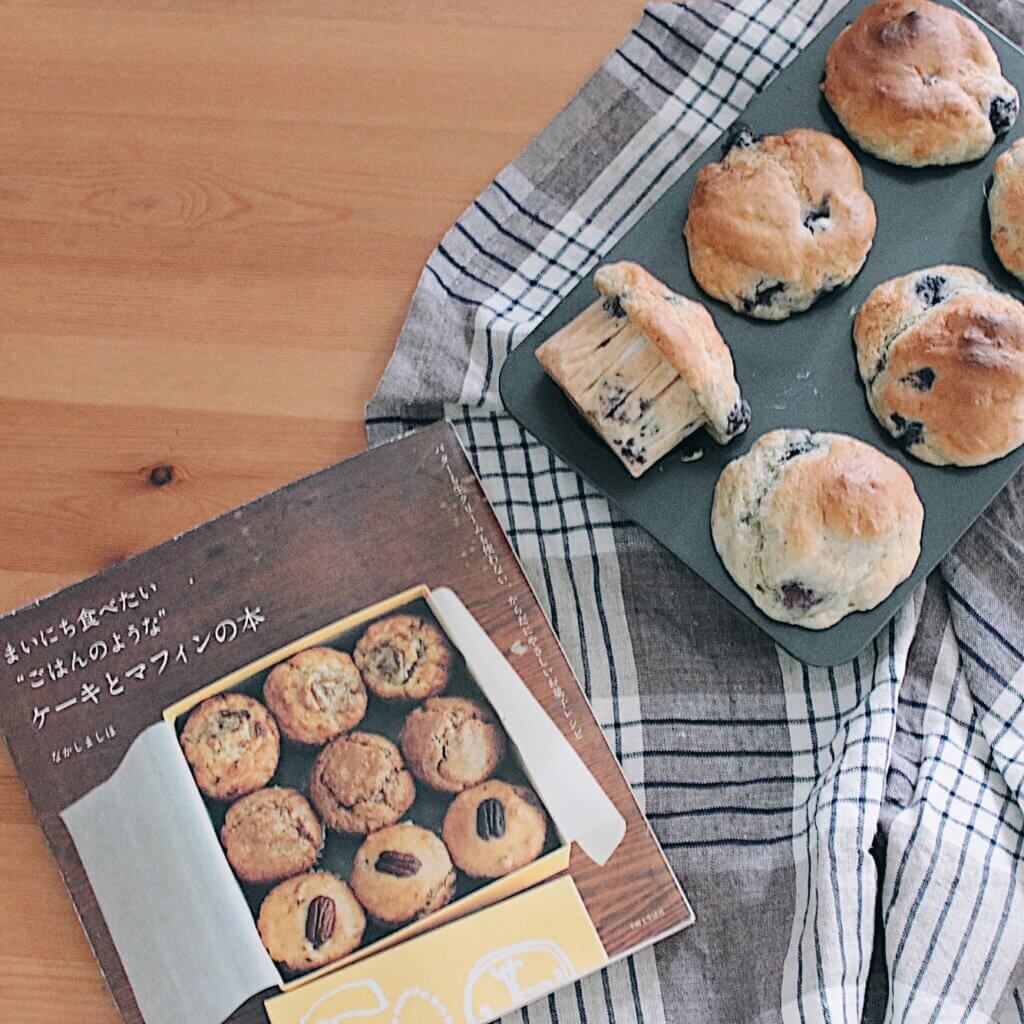 なかしましほさんいぬのキャロットマフィン ,キャロットケーキをベースにクリームチーズのフロスティングクリームデコレーションがかわいいマフィンです,・にんじんはすりおろさず、細かいみじん切りにして重たすぎない味に, ・米粉を使いしっとり♪ほんのりシナモン風味に,クリームチーズのフロスティングクリームでデコレーションもかわいく、変化を漬けてお楽しみください🐶,,