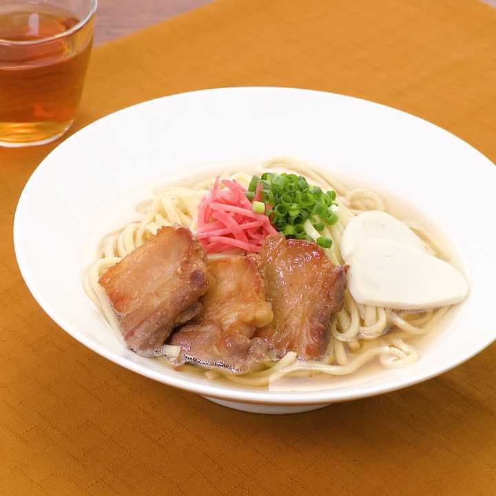 出汁がおいしい 沖縄そば