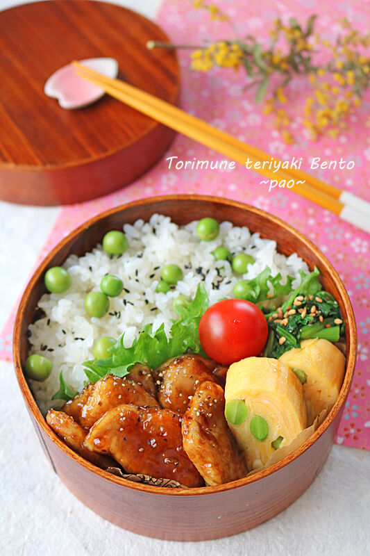 曲げわっぱ弁当 ,お弁当 ,おにぎり弁当 , 肉巻きの作り方は, 昨日キャプと動画に入れたんだけど, 今日はストーリーズでだして,ハイライトにおくね。, レンジによって温まり方が, 違うと思うから一度やってみて, 調整してみてね。, 700mlの曲げわっぱは,大きくてたくさん入るね。, でもこの形詰めやすくて, オススメだよ😊,てづくりおべんと365 ,まげわっぱ弁当箱 ,