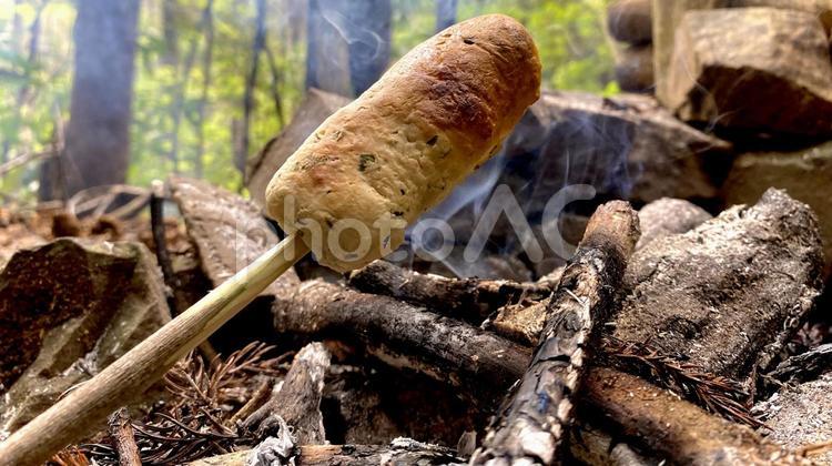 こんにちは😆💕 今日は昨日の続きで、 むちゃぶりシリーズ第2弾です😆 昨日投稿したガマの穂の 花粉を使ってバノックを作りました☺️✨ バノックとは、速成焼パンの事で発酵しなくていいので、すぐできます😆💕 適当に混ぜて焼くだけで、 手も汚れないので楽ちん😆 ガマ