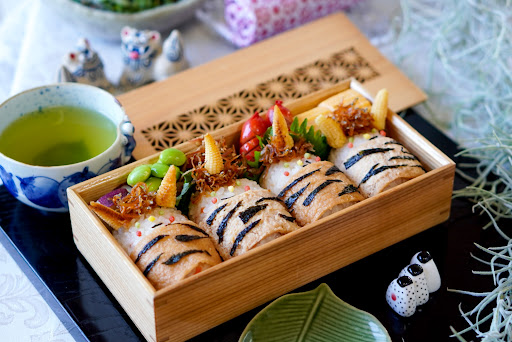 幼稚園お弁当記録𓎩𓌈 今日は鬼ぎり弁当です𐩢𐩺ˊ˗ もうすぐ節分なので 簡単に三角おにぎりで鬼さんを作ったら 「おにいやだーーーー」 🙄ぇ割と可愛く出来たと思ったのにな、、 お気に召さなかったようです😂 作り方は簡単なので 鬼が大丈夫そうなら 作ってみてください