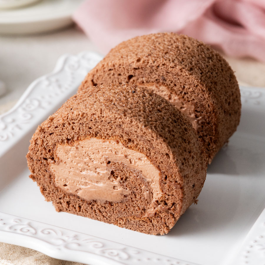 レンジ×ホットケーキミックス フルーツチョコロールケーキ 以前投稿した絵柄ロールケーキのアレンジでチョコロールケーキを作りました。レンジを使うとすぐにできるので、最近よくリピートして作っています♪誤算エンゼルPLUS by 森永製菓