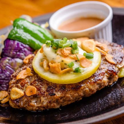 阪神尼崎駅徒歩15分〖牛かつ専門店 うし寅〗でﾜｯｼｮｲ🍜 牛かつを堪能するならうし寅でしょ👍自分好みの焼き加減に調整しながら食べれるフォトジェニック牛かつ🐄 ボリュームも文句なしの一品です👌 尼崎のグルメ情報もりもり発信中🧑‍🍳フォローはこちら