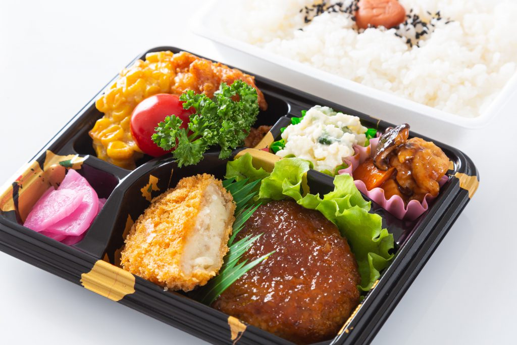 素材たっぷりで見た目にもオシャレなお弁当。「5STAR KITCHEN ファイブスターキッチン 」 美井元町 の『7種のDELIBOX』 ねやつーグルメ- 寝屋川つーしん