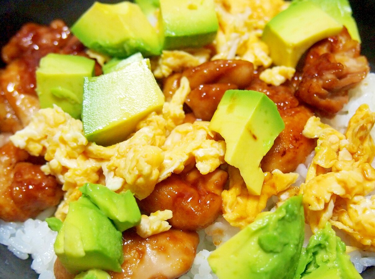 ほかほかごはんにのせて♪ 鶏もも肉とアボカドの塩バター丼