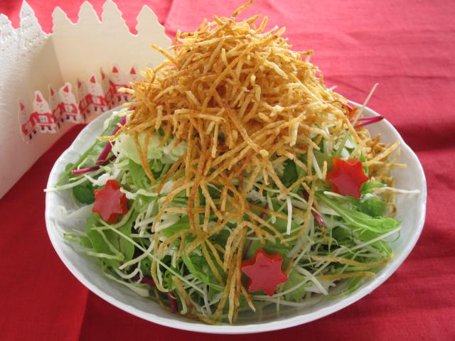 こちらは、当店自慢のポテトサラダの手作り風景です👐🥗 当店のポテトサラダは、何度も改良を重ね たどり着いた秘伝のレシピです‼️いぶりがっこなどが入っているため 他では味わえないポテトサラダとなっております🥰 ご来店されたお客様からとても人気のメニューとなっ