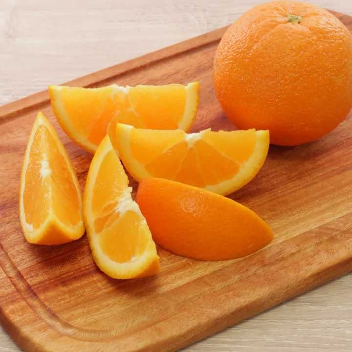 ちょっとの工夫で楽になる✨果物カットお悩み解消テク🍊, 食卓によく出てくるフルーツ、,普段何気なくカットしているけど、実はちょっとしたストレスが 😓, 朝食のオレンジは皮が剥きづらかったり、,揚げ物のレモンは絞った時に汁が飛び散ったり、, デザートのパイナップルは皮が硬かったり 💦,今回は、切り方を変えるだけ解決できるテクニックの紹介です♪,🍊オレンジの切り方 ,