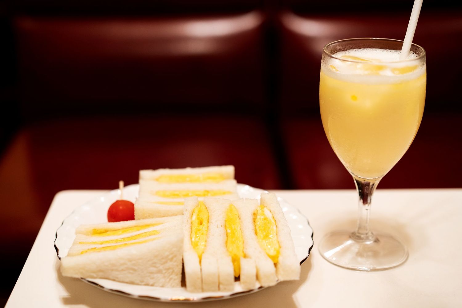 四谷の喫茶店「ロン」で、建築家の手がけた美しい店内を眺める休日。かもめと街