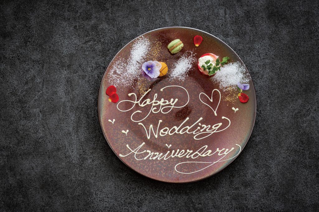 誕生日や記念日に!!メッセージ付デザートプレートプレート 無料サービスケーキのご用意も承っております。※無料サービス分はお1人様分くらいの量になります。みなさんでデザートを楽しみたい場合は別料金でケーキや デザートプレート増量をご注文下さい。 : image de Nick