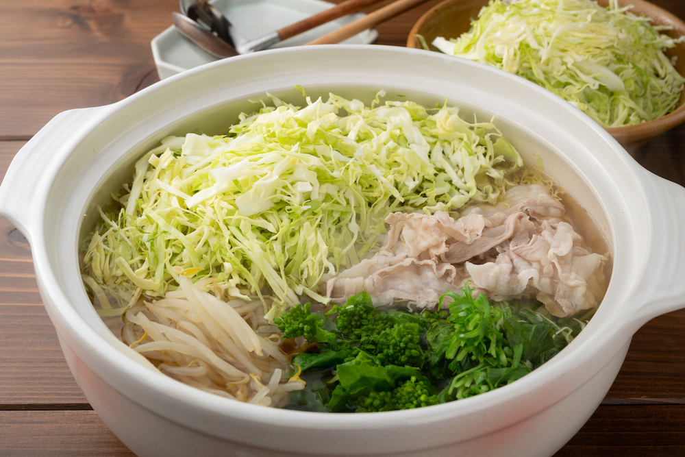 ミツカン カンタン酢 公式.キャベツの豚肉巻き調理時間⏲：15分 . キャベツと豚肉で作るおすすめの1品🥢 キャベツと豚肉の組み合わせに「カンタン酢」とマヨネーズの甘辛いコクのあるタレが加わって、お好み焼きのような味わいです。キャベツの向きを揃えると