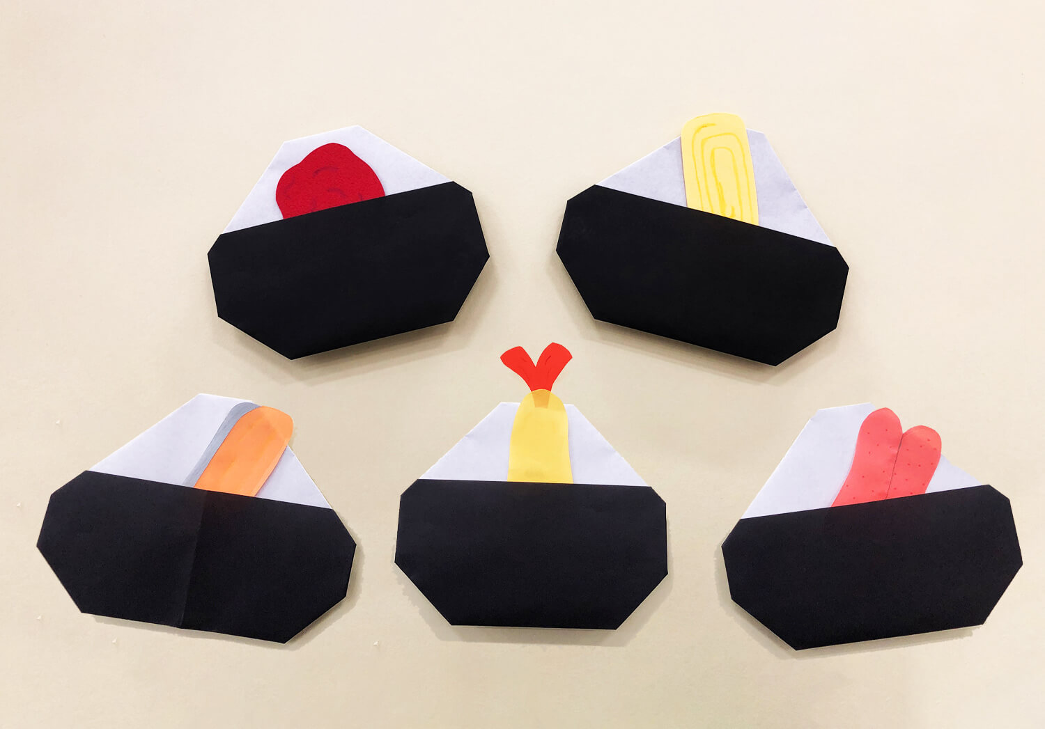 お弁当折り紙 おにぎりの折り方 おにぎり のりおむすび うめおにぎり 保育士・幼稚園教諭のための情報メディア ほいくis ほいくいず