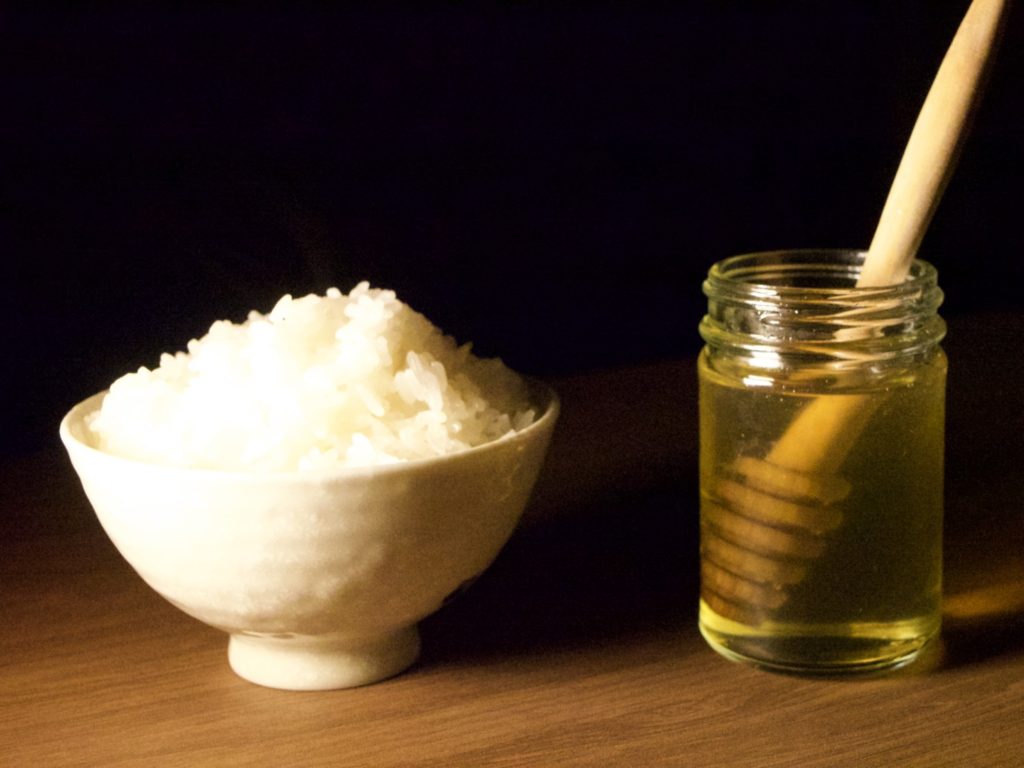 お米を炊くときはあれを入れて！炊飯の裏技に「冷めてもやわらかい」「期待以上」 - macaroni