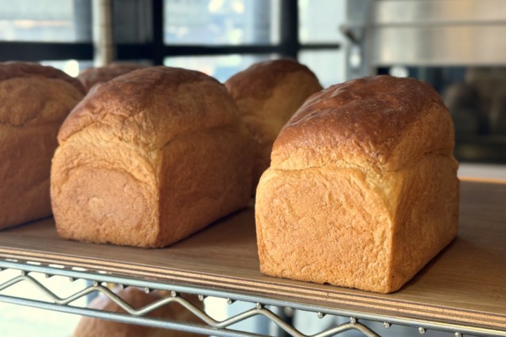 鎌倉・食パン専門店「ブレッドコード」 鎌倉、長谷駅近く☆. 3種類の食パンが売られていて、角型食パン プレーンもっちり感強め定番角形と.角型食パン リッチのミニサイズ❤︎かわいいサイズ🤣. 購入〜〜💜 高級食パン鎌倉食パン鎌倉グルメ