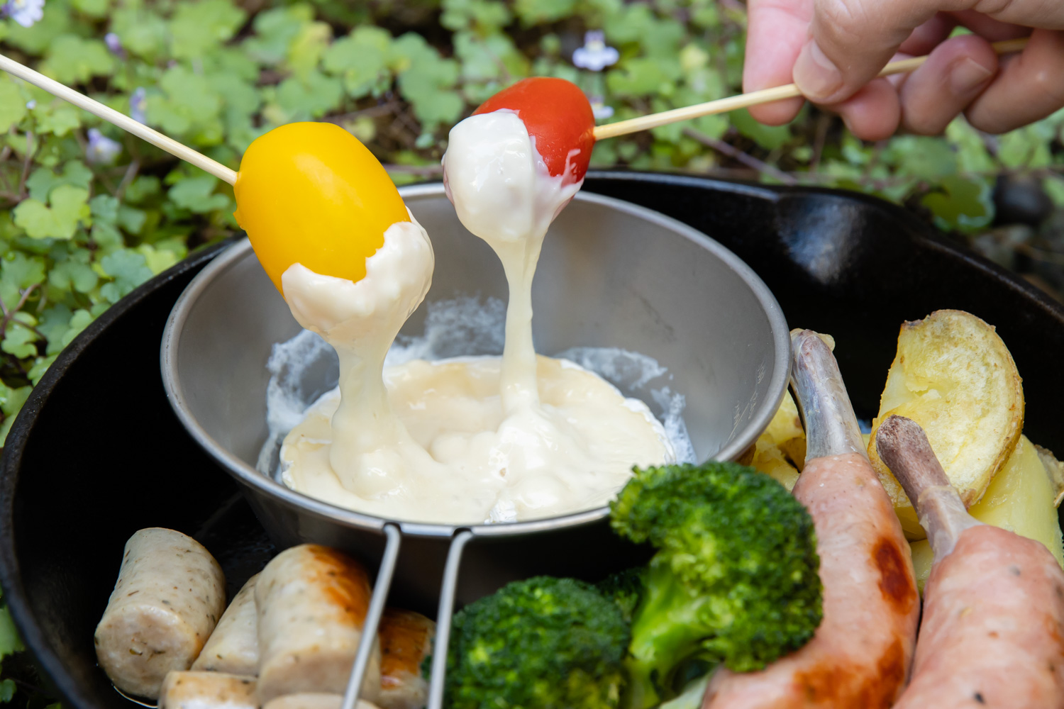 ❁子供向けチーズフォンデュ 昨日投稿したクリスマスごはんのチーズフォンデュ🫕⋆꙳ チーズソースがめちゃくちゃ簡単で美味しかったのでレシピというほどの内容ではないですが 覚え書きとして残しておきます〜！！😊 使用したのは1才からのチーズ です！ こちらは