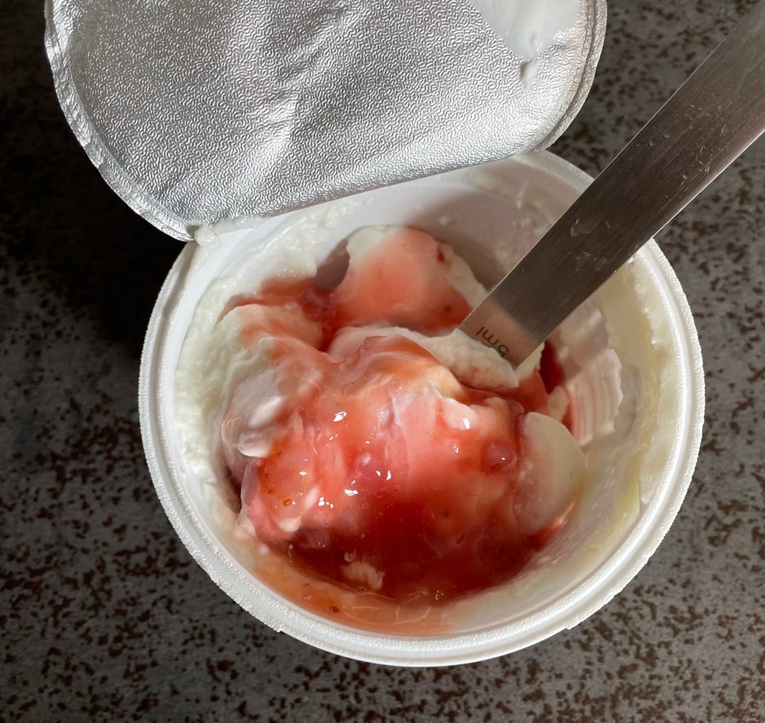 オイコスレシピ 型不要！！材料4つで濃厚苺アイスクリームriyusa日和。ザッパレシピで褒められおやつと時々おかず