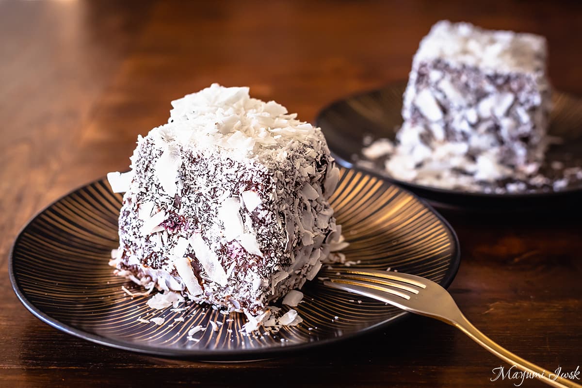 オーストラリアの伝統的なオーストラリア ラミントン ケーキは赤白と青のテーマ色のフラグです。の写真素材・画像素材 Image 51055588