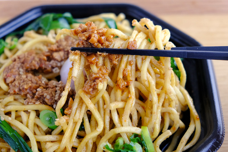 DAY1522 成城石井の「胡麻と四川山椒のピリ辛挽肉坦々焼きそば」』もみじ真魚 MaoMomiji