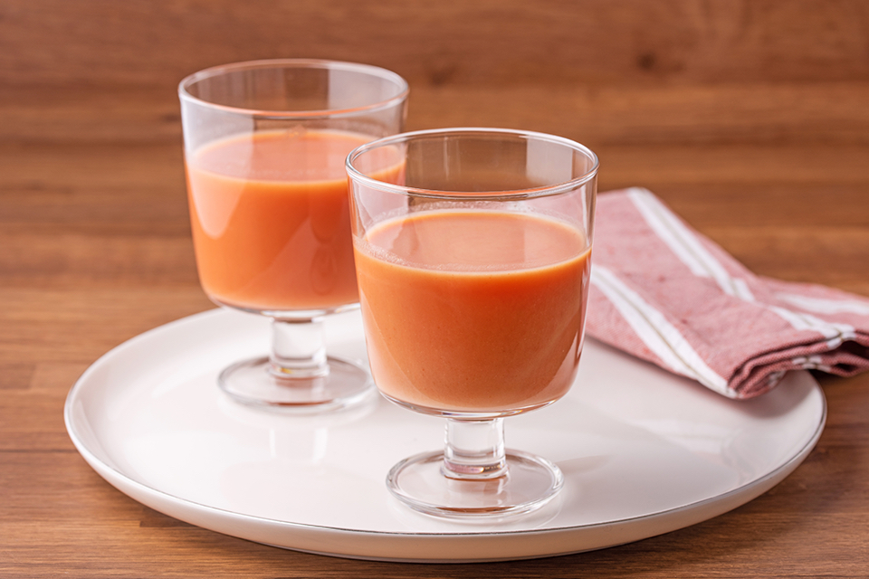 たっぷり果汁のジューシー仕立て。「アサヒ贅沢搾りトマト」に合うコンビニおつまみとは？ - macaroni