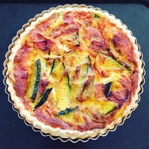 100均の型でスタバ風キッシュ✨ , @aya_bistro さんの投稿をお借りしました❣️, @aya_bistro ◀️他のレシピはこちら,コメントに詳細レシピ有り🍽, ＼メニューの質問や感想などもコメント欄まで😊 ,デパ地下やお惣菜屋さんで買えるような本格キッシュが、おうちで1ホール500円位で作れちゃうレシピです✨,スーパーの冷凍パイシートをつかって簡単に作れちゃいます。,