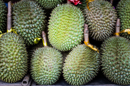 今日知ったんだけど、めっちゃ臭いフルーツがあって、俗に「ゲロフルーツ」って呼ばれてるらしい。 そう、食べる人もいるんだって:r todayilearned