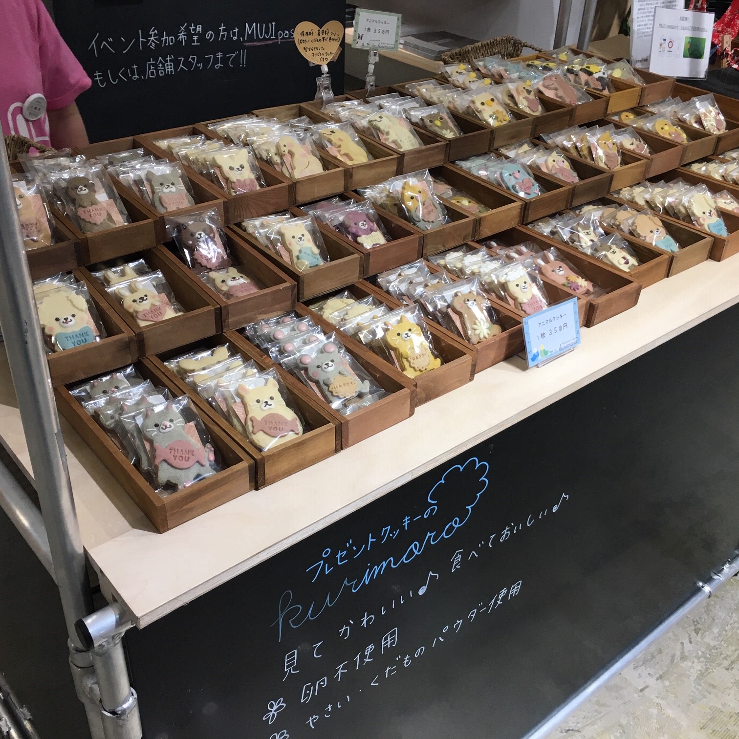 透明なガラスのディスプレイカウンターのチョコレートクッキー · 無料の写真素材