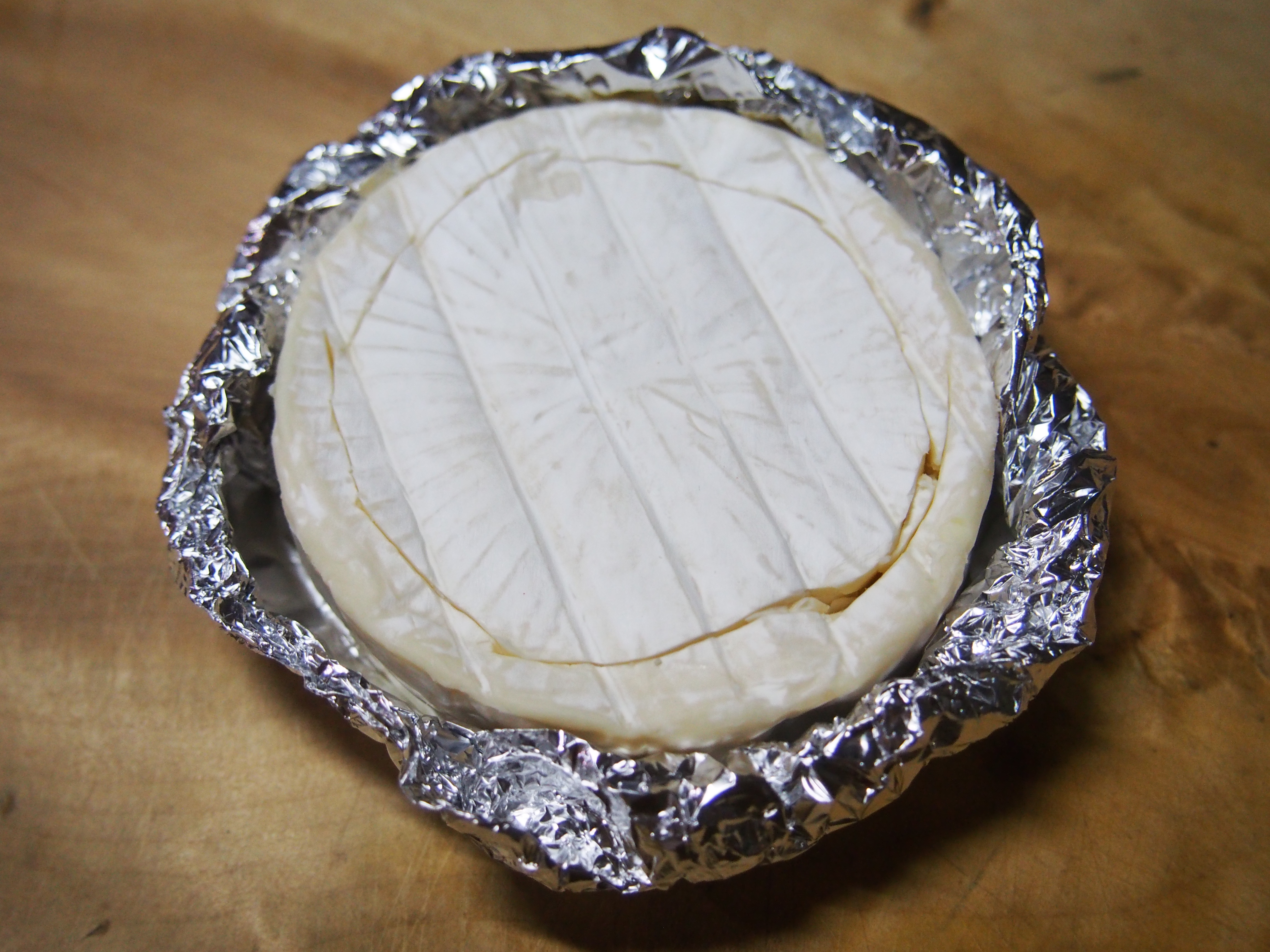 ハイジの国のチーズたち とろけたチーズをざーっと！「ラクレット」 - CHEESE STAND Media