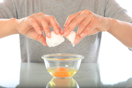 フリーイラスト生卵を割る手パブリックドメインQ：著作権フリー画像素材集