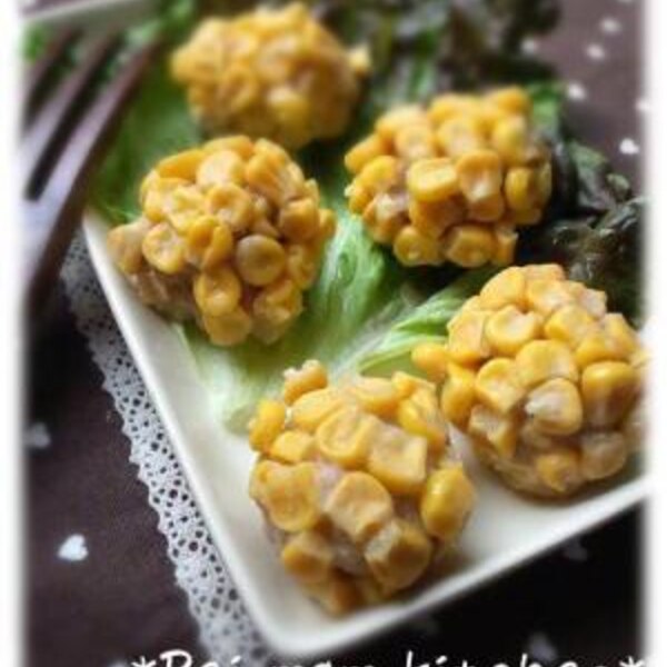 詳しいレシピはこちら↓ ・コーンマヨソース材料 2人前 コーン缶:1缶 マヨネーズ:大さじ6 醤油:大さじ1 粉チーズ:大さじ1作り方①コーン缶の水をよくきる ②調味料とコーンをよく混ぜたら完成！ ・ハムコーンカップ材料 2人前 ロースハム:6枚 コーンマヨソース:大さじ6チーズ:適量作り方①ロースハムに切れ込みを入れる ※ハムは切り離さないでくっついた状態にする