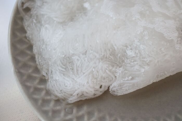 𓊆新食感！冷凍しらたき𓊇, 𓎩︎ ＿＿＿＿＿＿＿＿＿＿＿＿＿＿, しらたき、冷凍したことある？, パッケージには「冷凍しないで」,って書いてあるけど、, 実はあえて冷凍して, レンジで加熱すると , まるでキクラゲみたいな, コリコリ食感に大変身！✨,これ、一度やるとクセになるから、, ぜひ試してみてね🫶, 🥗ここがポイント, ✔ あく抜きしてあるしらたきがおすすめ！, ✔