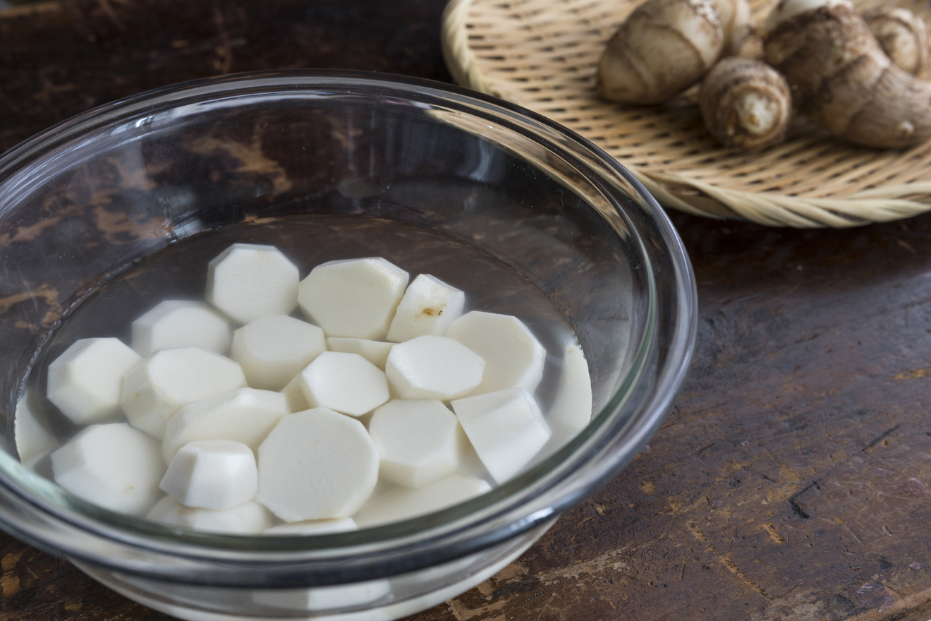 鍋で茹でるだけ！里芋の皮の剥き方デリッシュキッチン