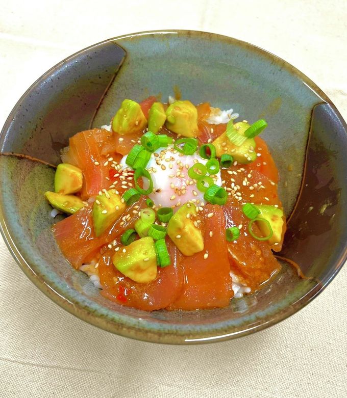 まぐろとアボカドのとろろユッケ