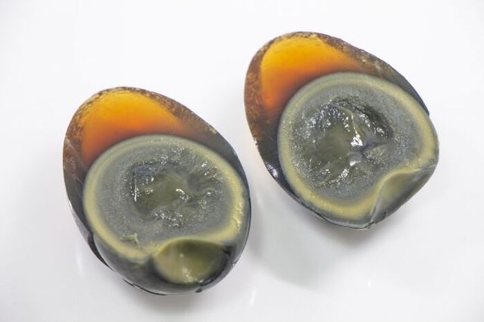 🥚皮蛋 ピータン ファンの皆さまへ。 分かってる、重要なのはタレです。はい。 今回あわせたのは、石狩産の激辛南蛮漬け醤油🌶️深み、香り、辛さ どれをとっても、パーフェクトな相棒。 皮蛋の濃厚さをググッと引き立ててくれます✨ これはもう、ビールが止まらない