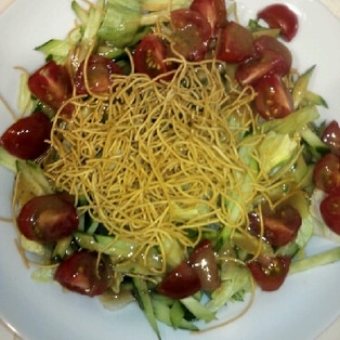 ちょっと残った皿うどんの麺で新玉ねぎのサラダ