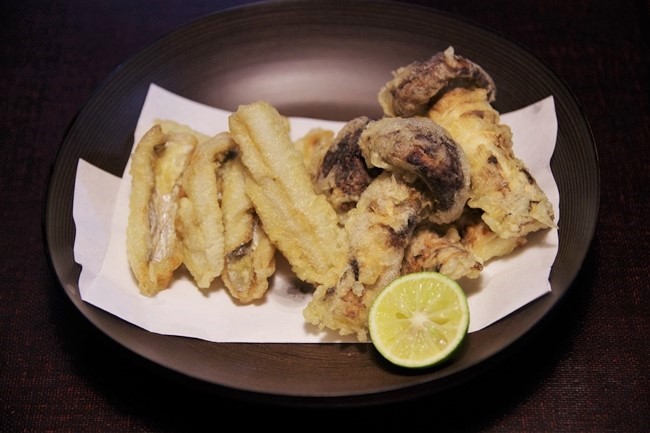 釣り人直伝 太刀魚の梅チーズ大葉巻き天ぷら外はサクッ、中はとろ〜り！ - 釣り人 ジラフ