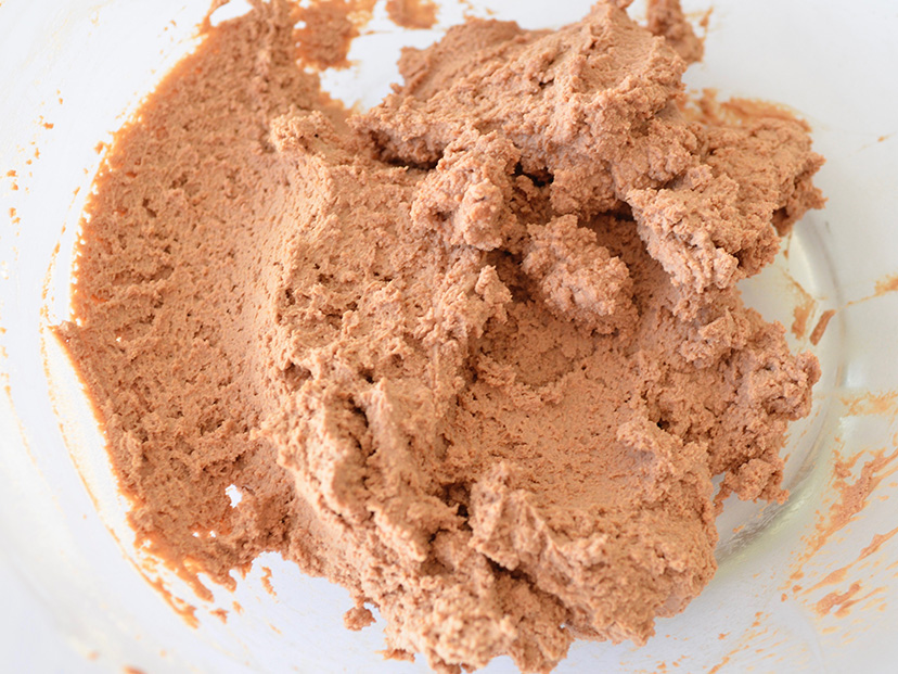 材料4つ フライパンで作る！ブッシュドノエル作り方！, 材料 , ◯ブッシュドノエル, ・卵2個, ・ホットケーキミックス50g,・ココアパウダー10g, ・絞るだけホイップチョコ1本, 1.卵を卵黄と卵白に分ける。, 2.卵黄を溶いて、メレンゲを少し入れて混ぜる。,3.残りのメレンゲを入れて混ぜる。, 4.ホットケーキミックスとココアパウダーを入れて混ぜる。,